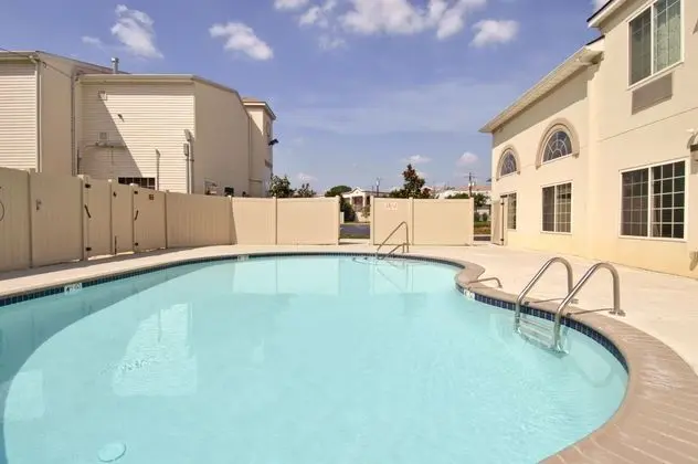 Days Inn & Suites by Wyndham Cherry Hill - Havuz