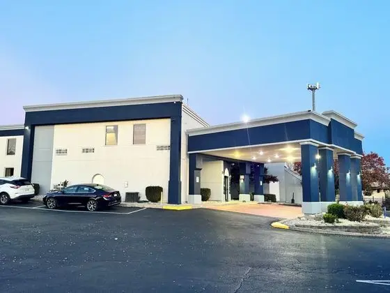 Days Inn & Suites by Wyndham Cincinnati - Dış Mekan