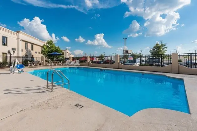 Days Inn & Suites by Wyndham Cincinnati - Havuz