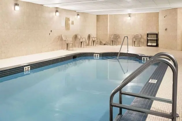 Days Inn & Suites by Wyndham Cochrane - Havuz