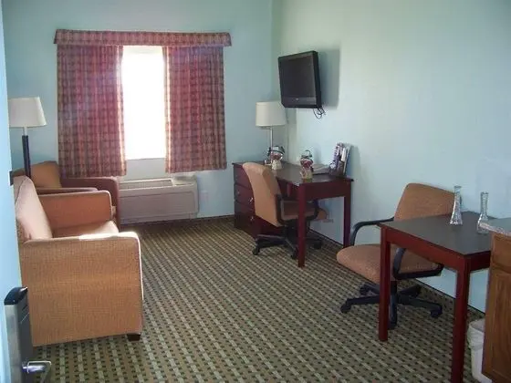 Days Inn & Suites by Wyndham Columbus NE