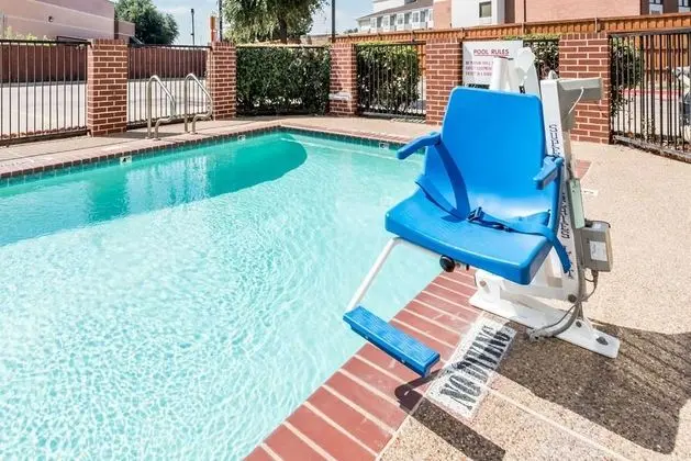 Days Inn & Suites by Wyndham Dallas