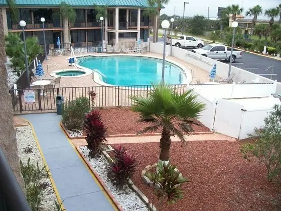 Days Inn & Suites by Wyndham Davenport