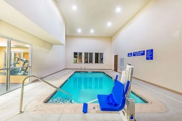 Days Inn & Suites by Wyndham El Dorado - Havuz