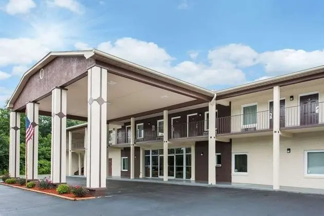Days Inn & Suites by Wyndham Forest City