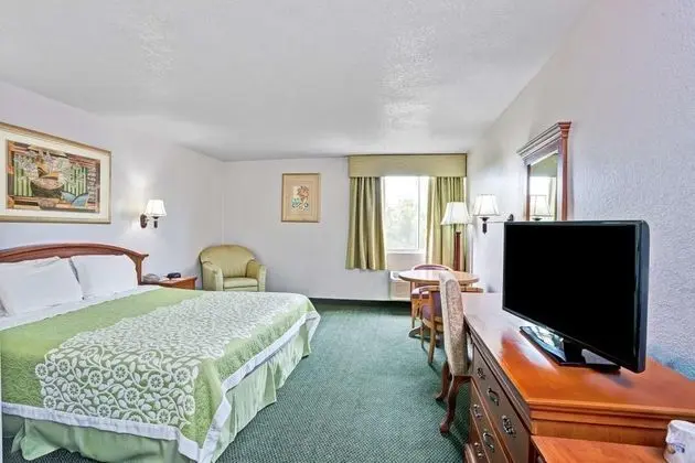 Days Inn & Suites by Wyndham Fullerton