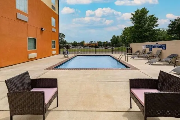 Days Inn & Suites by Wyndham Horn Lake/Memphis Graceland - Havuz