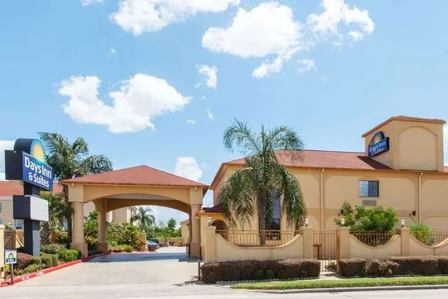 Days Inn & Suites by Wyndham Houston Hobby Airport