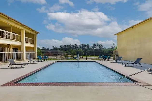 Days Inn & Suites by Wyndham Huntsville - Havuz