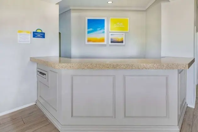 Days Inn & Suites by Wyndham Huntsville - Lobi
