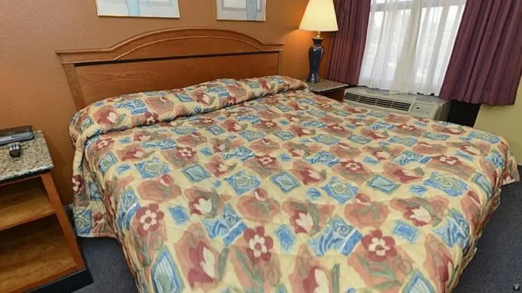Days Inn & Suites by Wyndham Kalamazoo