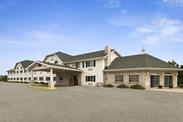 Days Inn & Suites by Wyndham Kaukauna WI - 1