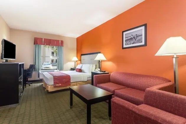 Days Inn & Suites by Wyndham Lakeland