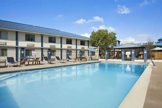Days Inn & Suites by Wyndham Laredo - Havuz