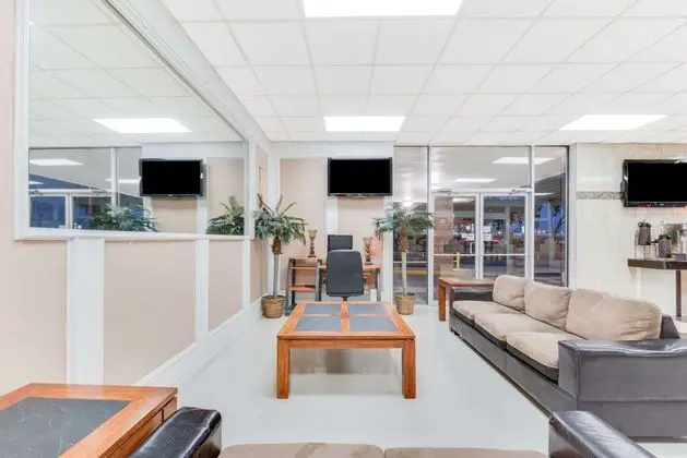 Days Inn & Suites by Wyndham Laredo - Lobi