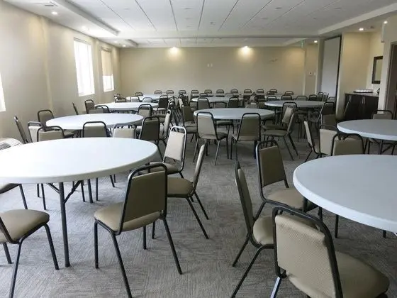 Days Inn & Suites by Wyndham Lindsay