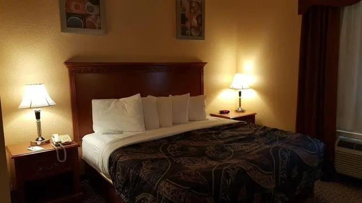 Days Inn & Suites by Wyndham McAlester