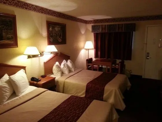 Days Inn & Suites by Wyndham Monroe