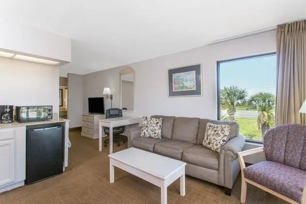Days Inn & Suites by Wyndham Navarre Conf Center