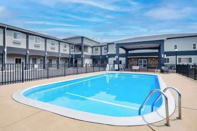 Days Inn & Suites by Wyndham Niagara Falls/Buffalo - Havuz