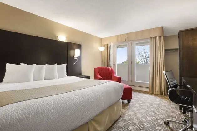 Days Inn & Suites by Wyndham North Bay
