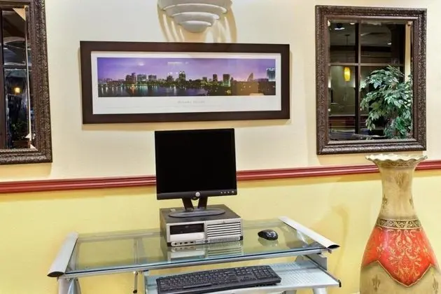 Days Inn & Suites by Wyndham Orlando Airport