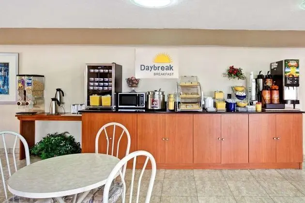 Days Inn & Suites by Wyndham Orlando East UCF Area