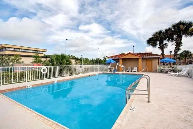 Days Inn & Suites by Wyndham Orlando East UCF Area