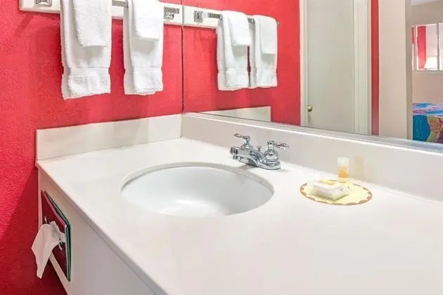 Days Inn & Suites by Wyndham Osceola AR