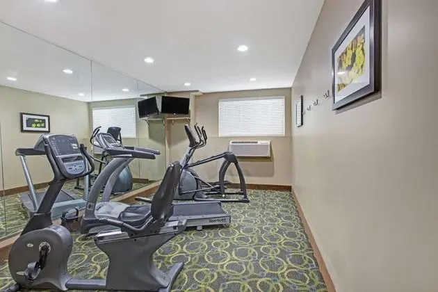 Days Inn & Suites by Wyndham Ozone Park/JFK Arpt