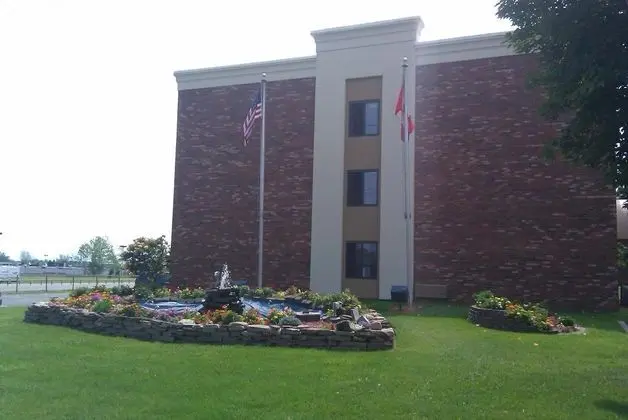 Days Inn & Suites by Wyndham Plattsburgh