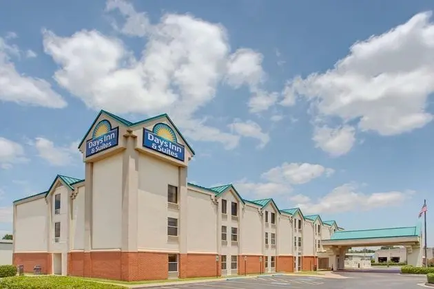Days Inn & Suites by Wyndham Ridgeland