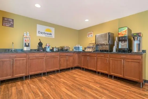 Days Inn & Suites by Wyndham Rochester South