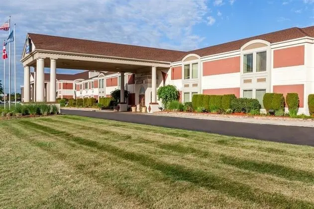 Days Inn & Suites by Wyndham Roseville/Detroit 