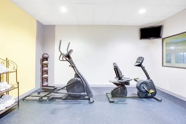 Days Inn & Suites by Wyndham Russellville - Fitness