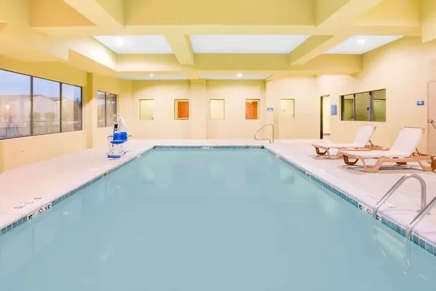 Days Inn & Suites by Wyndham Russellville - Havuz