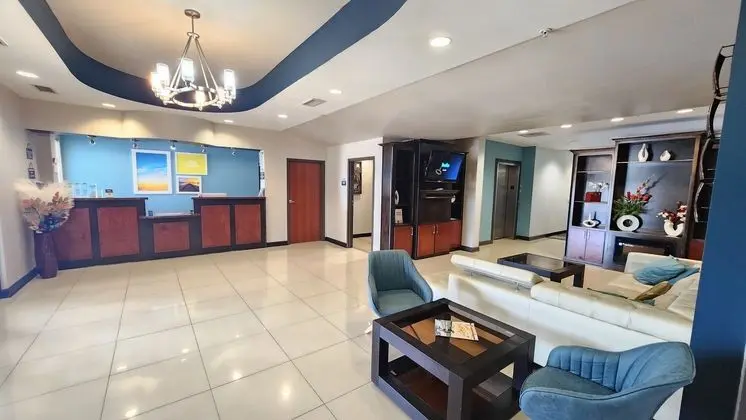 Days Inn & Suites by Wyndham Russellville - Lobi