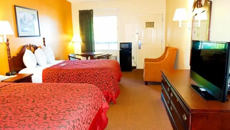 Days Inn & Suites by Wyndham Savannah Midtown