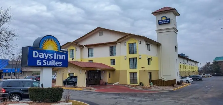 Days Inn & Suites by Wyndham Schaumburg