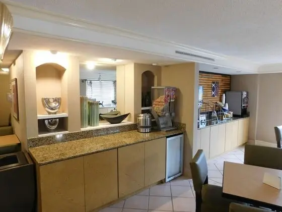 Days Inn & Suites by Wyndham Schaumburg - Yerinde Yemek