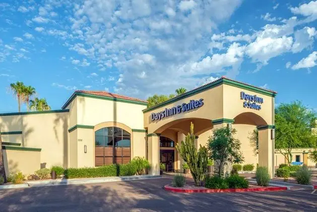 Days Inn & Suites by Wyndham Scottsdale North