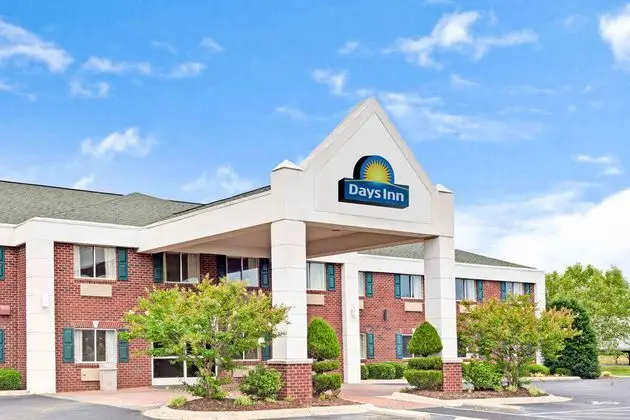Days Inn & Suites by Wyndham Siler City - 1