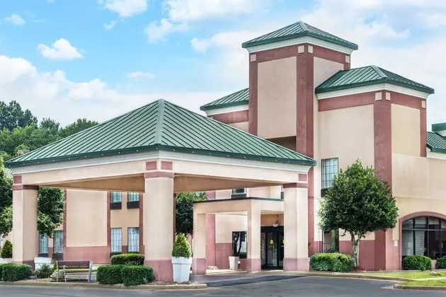 Days Inn & Suites by Wyndham South Boston