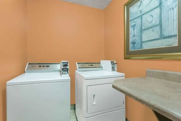 Days Inn & Suites by Wyndham South Boston - Genel