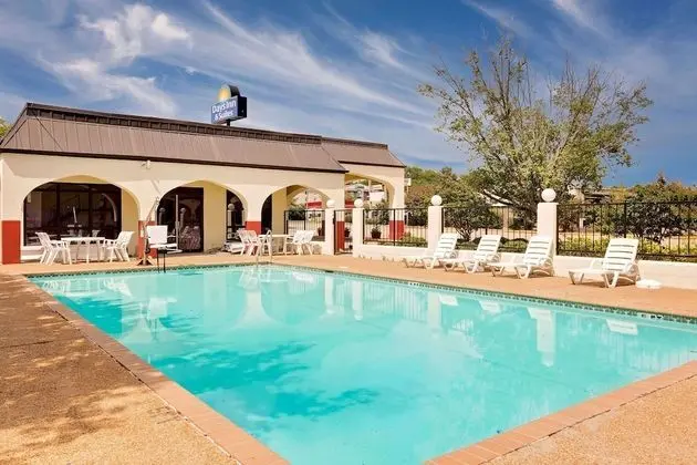 Days Inn & Suites by Wyndham Starkville - Havuz
