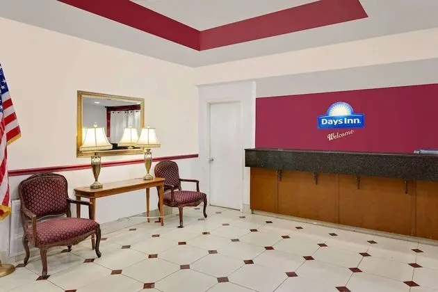 Days Inn & Suites by Wyndham Starkville - Lobi