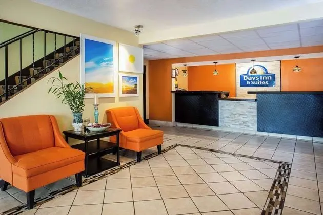 Days Inn & Suites by Wyndham Stevens Point - Lobi