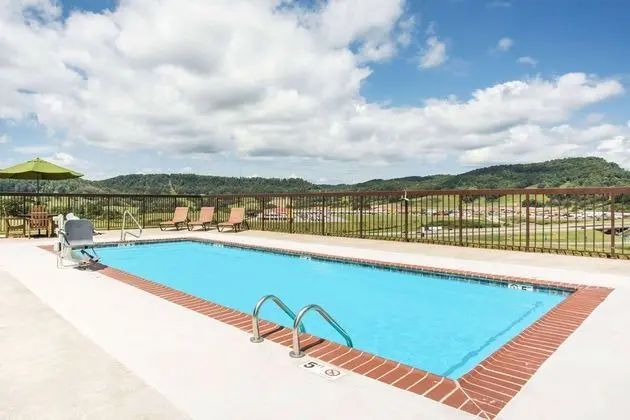 Days Inn & Suites by Wyndham Sutton Flatwoods - Havuz