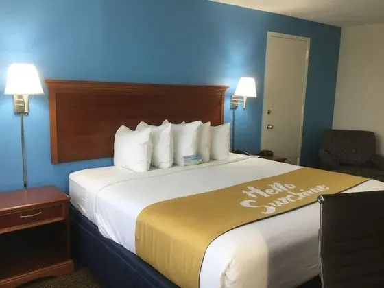 Days Inn & Suites by Wyndham Tallahassee Conf Center I-10 - Oda