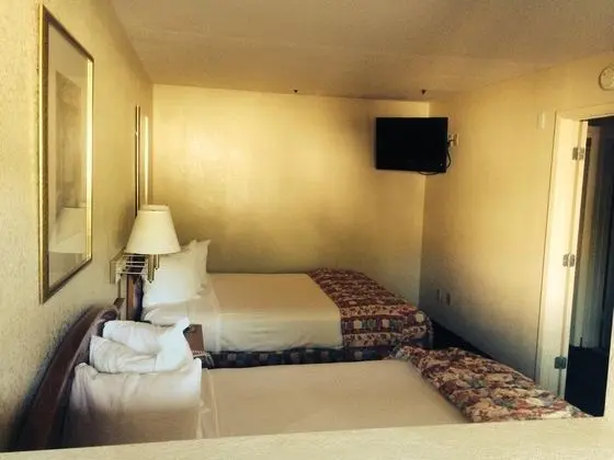 Days Inn & Suites by Wyndham Tempe
